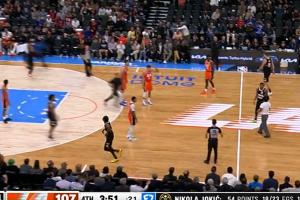 突发！约基奇得分即将创本季新高 一球迷突然冲入场内阻扰