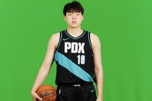 城市版球衣定妆照！美网友呼吁：让杨瀚森每场打48分钟吧 拜托