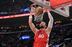 +12全场最高！祖巴茨上半场9中6砍下12分7篮板2盖帽 4个前场板