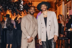 保罗晒与威少合照：生日快乐 兄弟！！后者转发