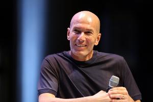 明年执教法国？世体：齐达内计划带两名皇马时期心腹加入教练组