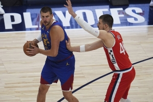 解说：快船第三节调整能力几乎为0 约基奇化身人形高达让快船无解