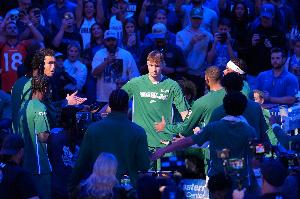 独行侠VS太阳首发：布克携狄龙&马威出战 弗拉格领衔主队阵容