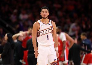 美记：布克今年已29岁 若太阳近几年无法争冠也可考虑交易他