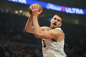 爆砍55分12板！美媒发问：约基奇是NBA历史前五中锋吗？