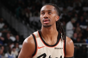 两双到手！詹金斯出场40分钟19中9拿到18分12助攻 另有4板2断