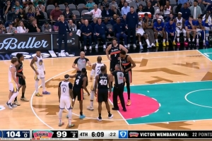 小机灵鬼！波杰姆斯基和文班争球 试图作弊让霍福德代替但未果