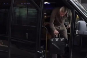 想象：你像往常一样走进咖啡店买早晨咖啡，却意外地看到了梅西！